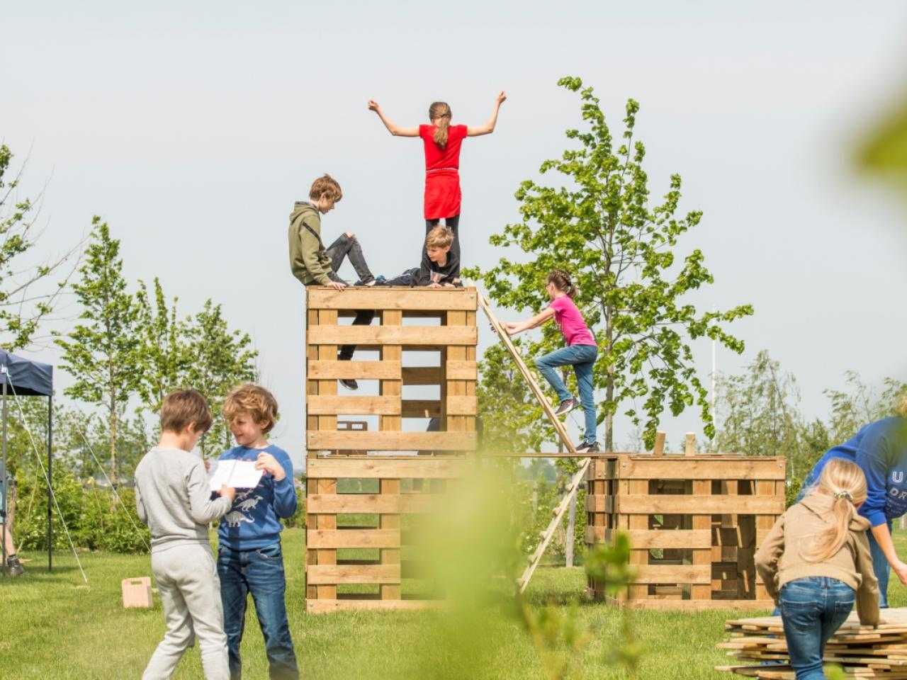 Spelende kinderen in Palénpa park. 