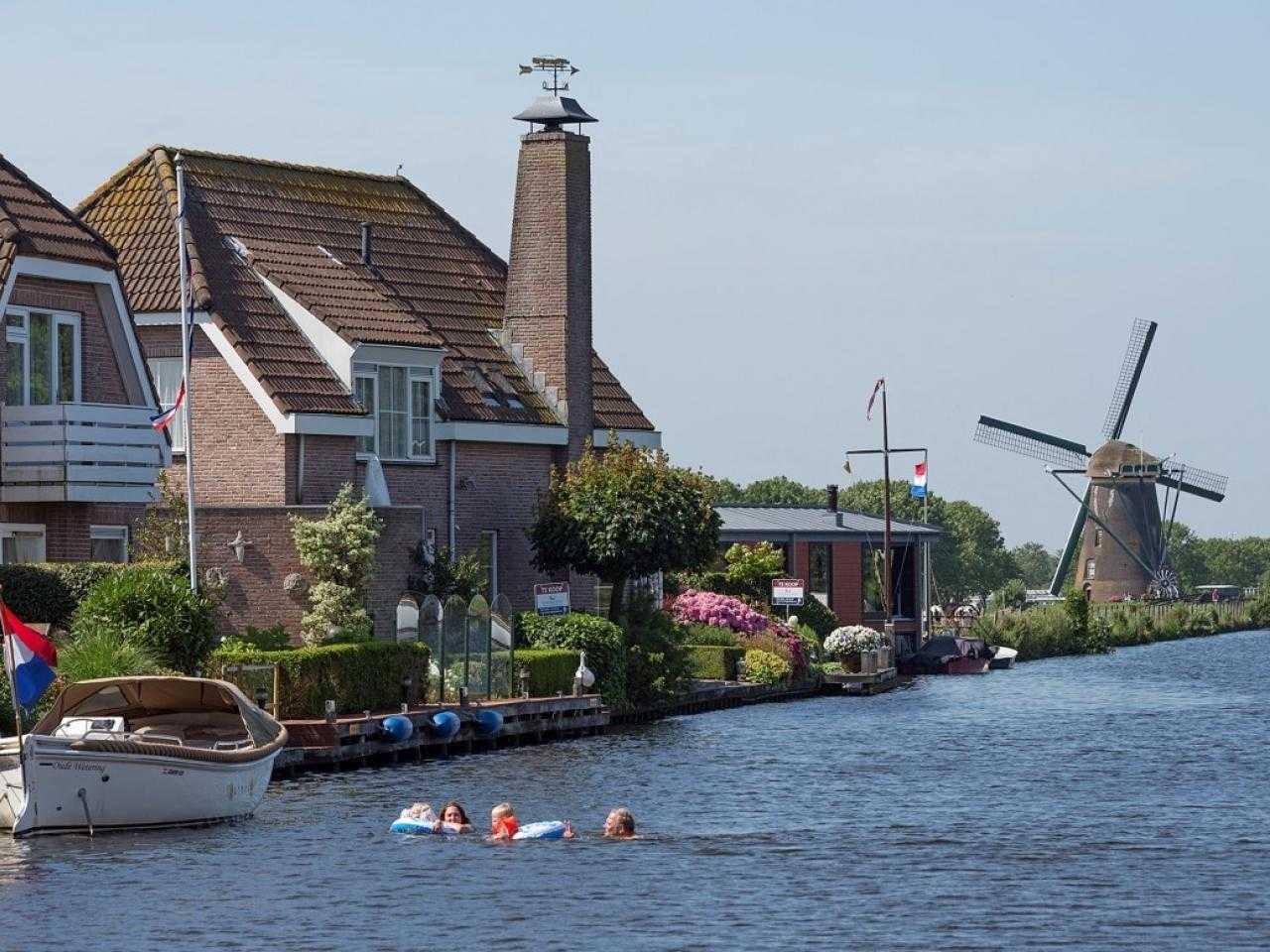 Zicht op Oude Wetering vanaf de Ringvaart. 