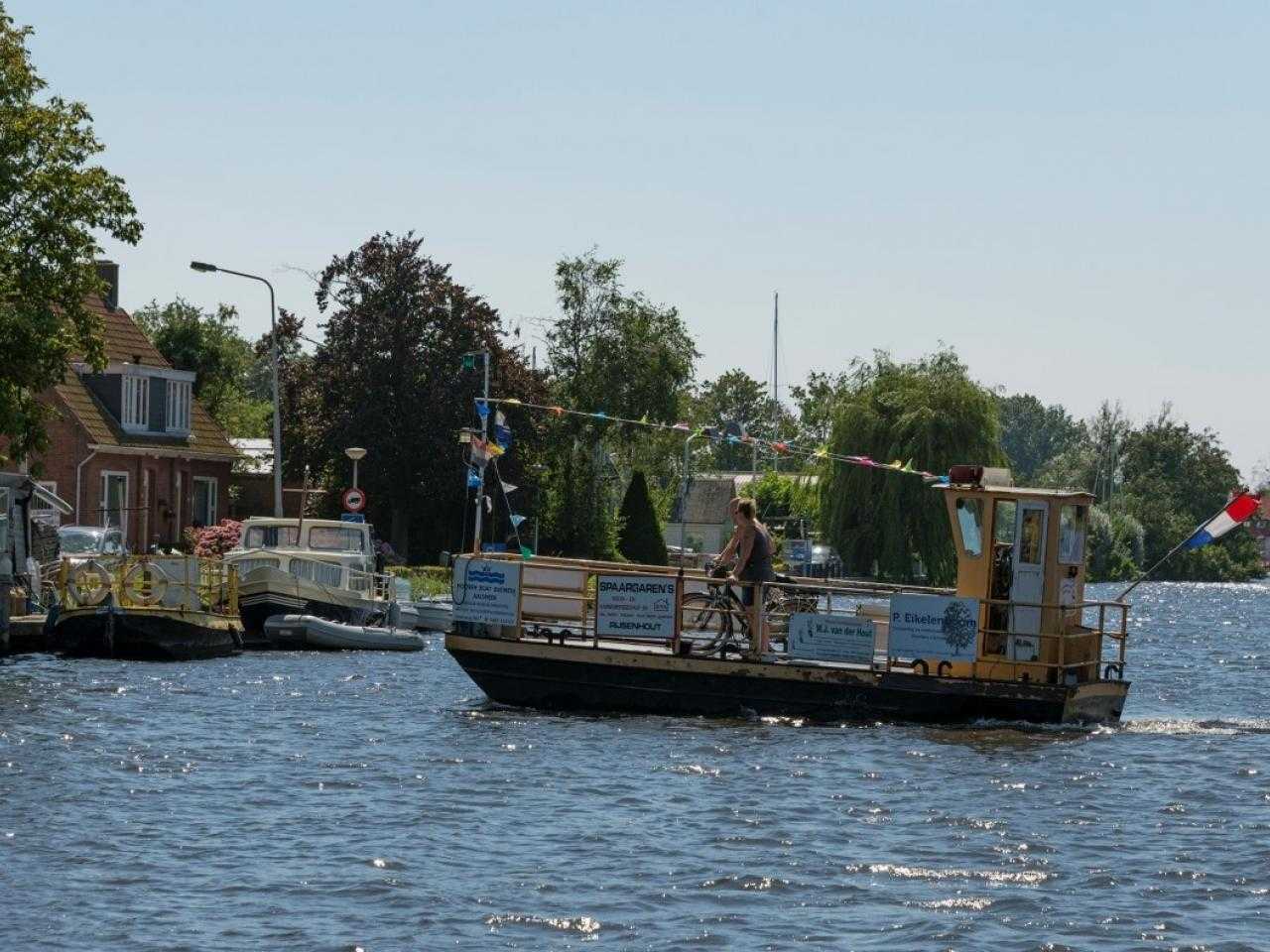 Ringvaart bij Rijsenhout oversteken met pontje. 