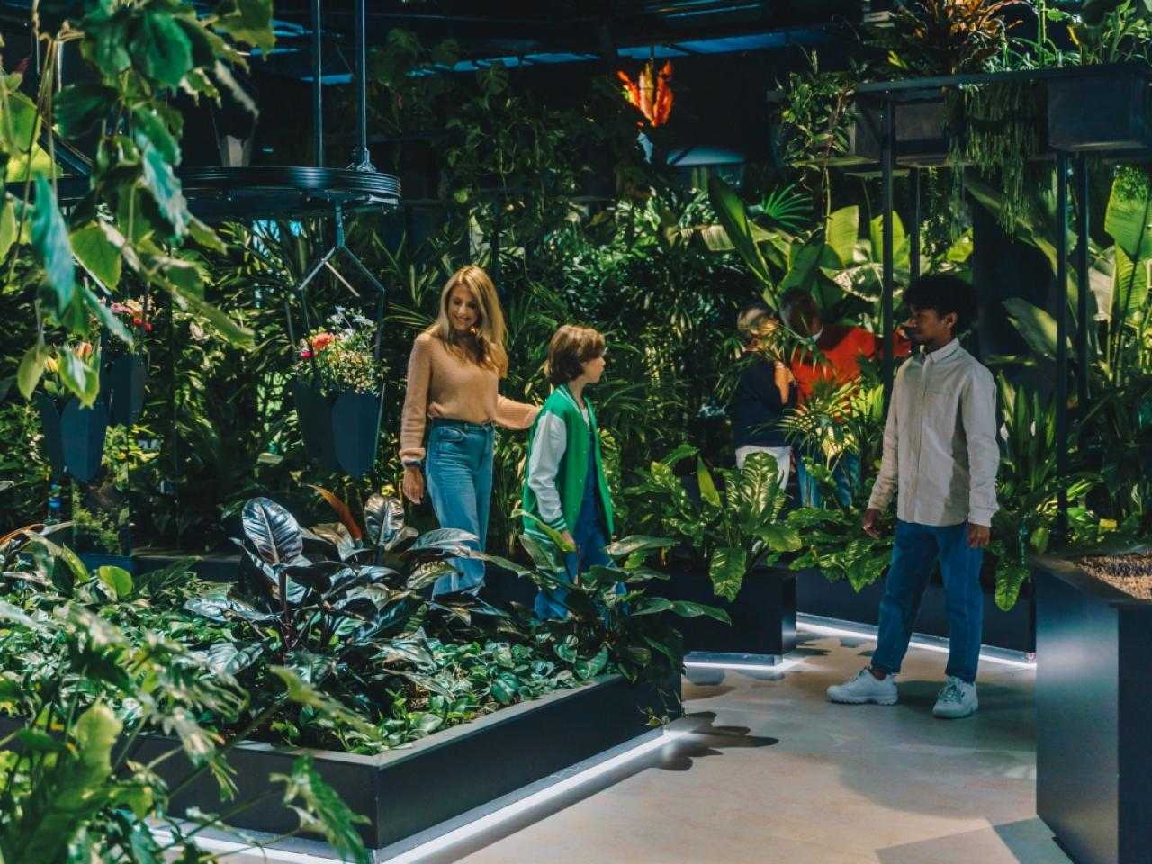 Bezoekers in Floriworld Aalsmeer tussen de planten