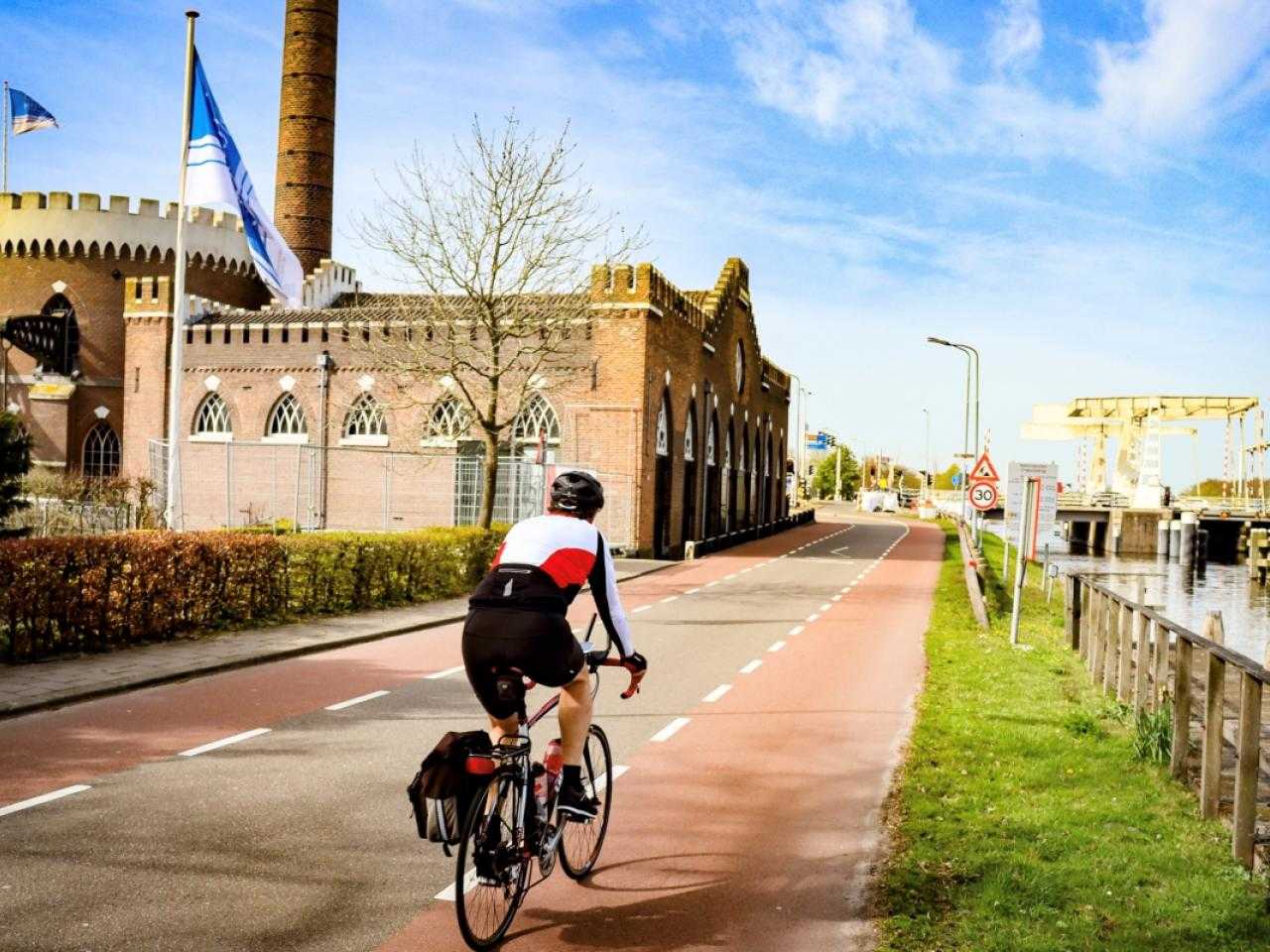 Fietser bij Cruquius-gemaal.