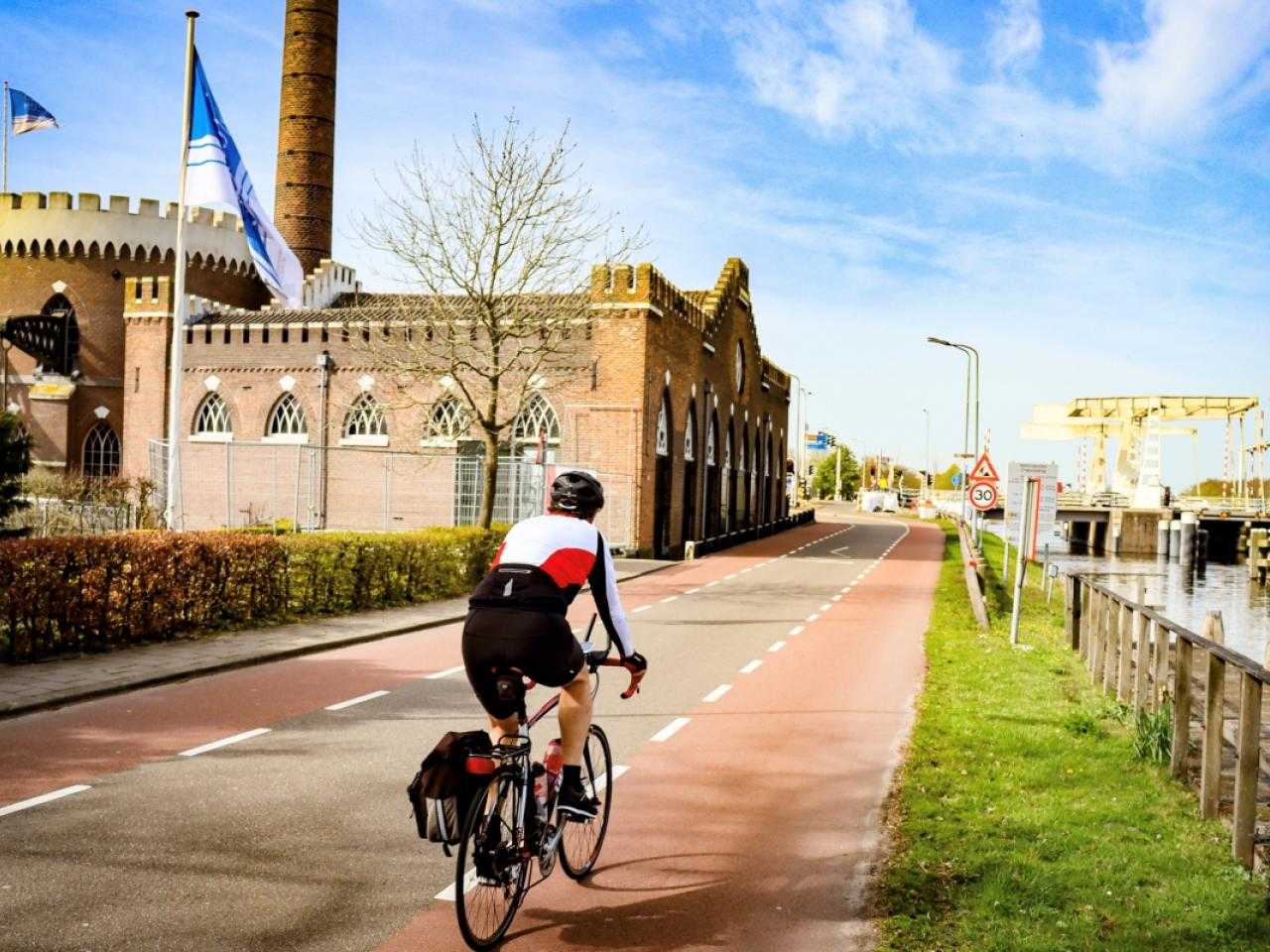 Fietser bij Cruquius-gemaal. 