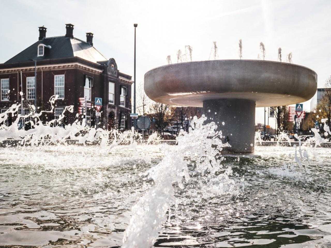 Aangezicht van Hoofddorp met fontein en oude ambtswoning