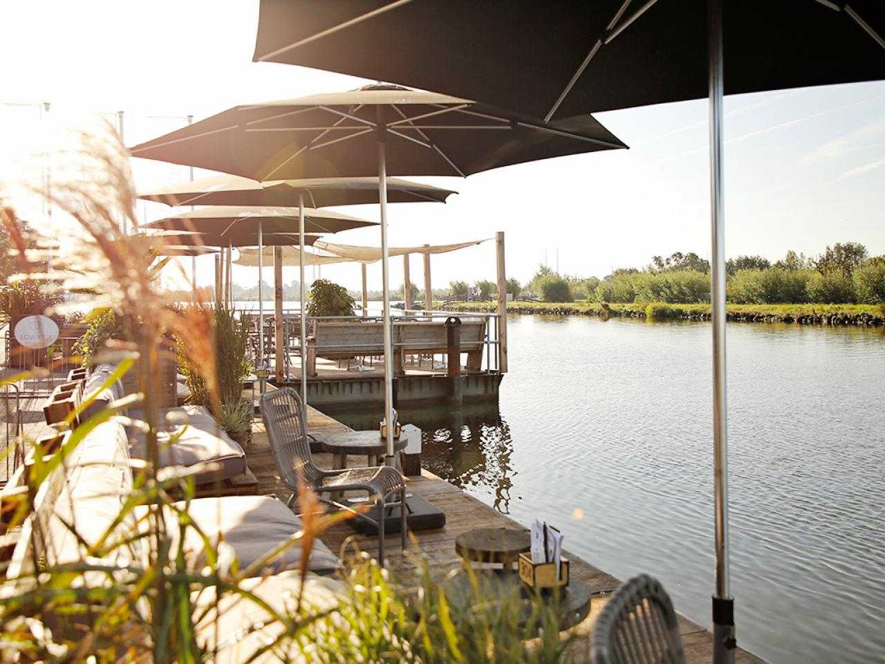 Restaurant van Lowietje aan de Kaag aan het water.