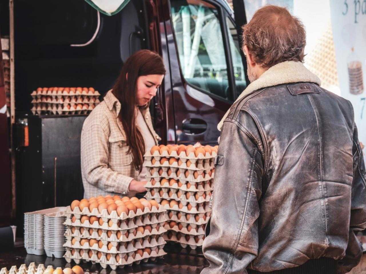 Eierenverkoop op een week markt