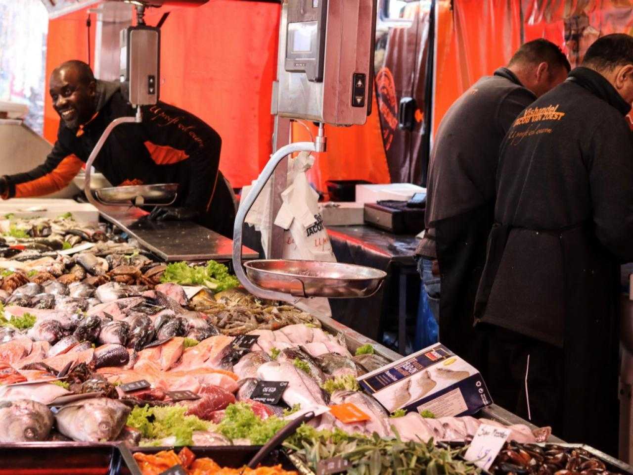 Viskraam op weekmarkt