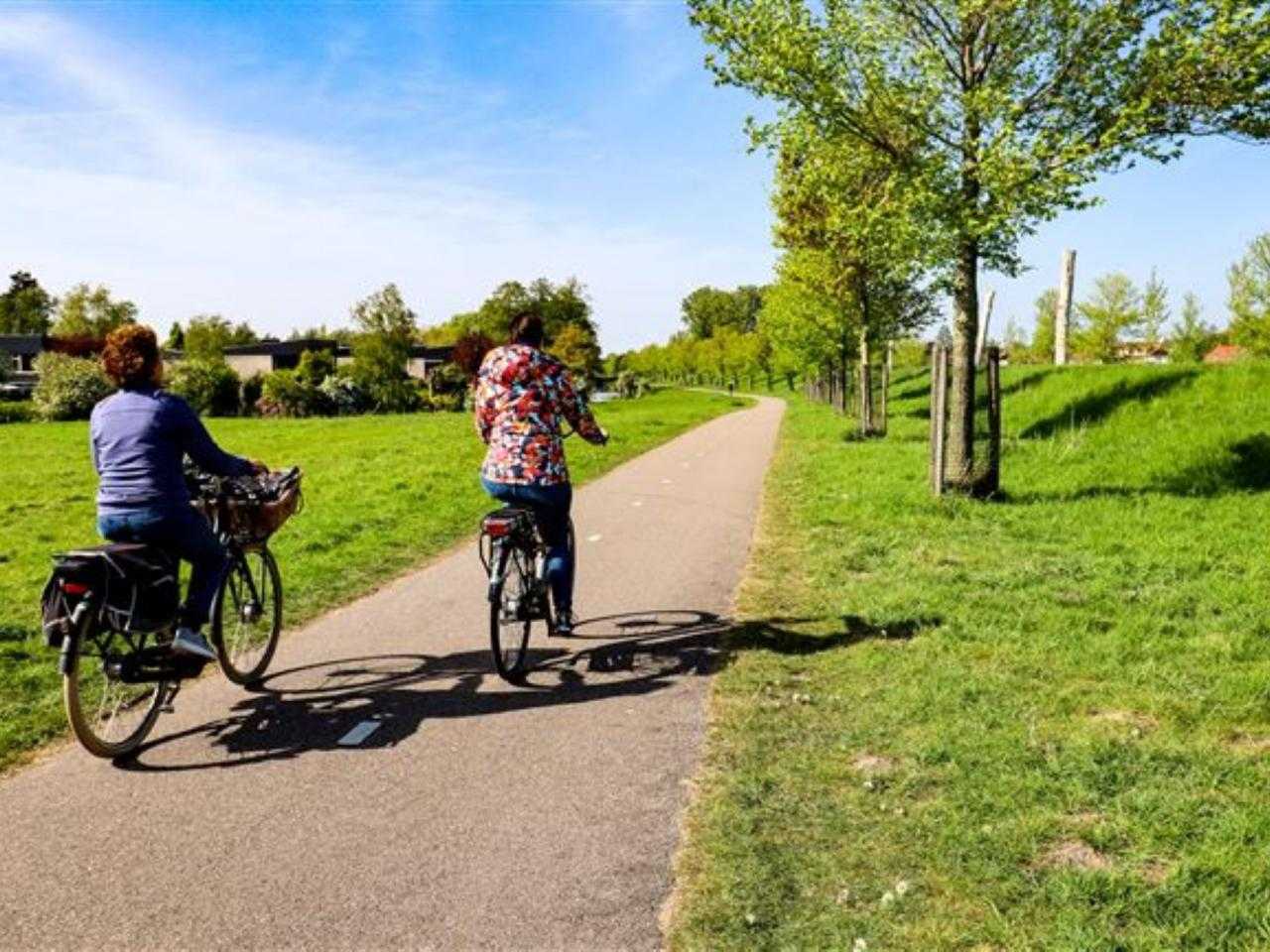 Fietsende mensen op de Geniedijk