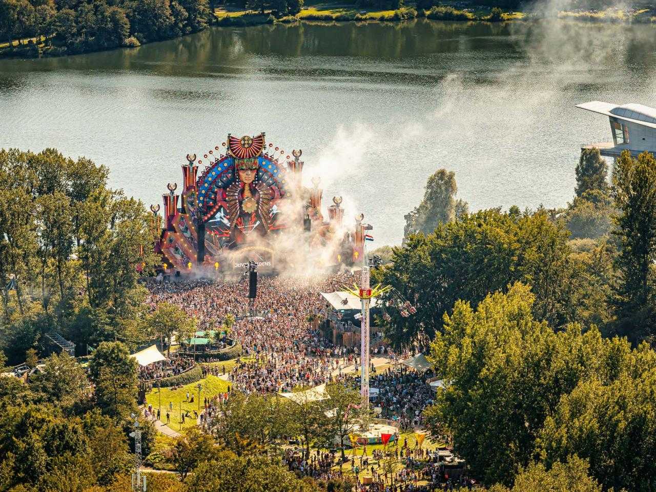 Podium bij recreatieplas in het Haarlemmermeerse Bos.