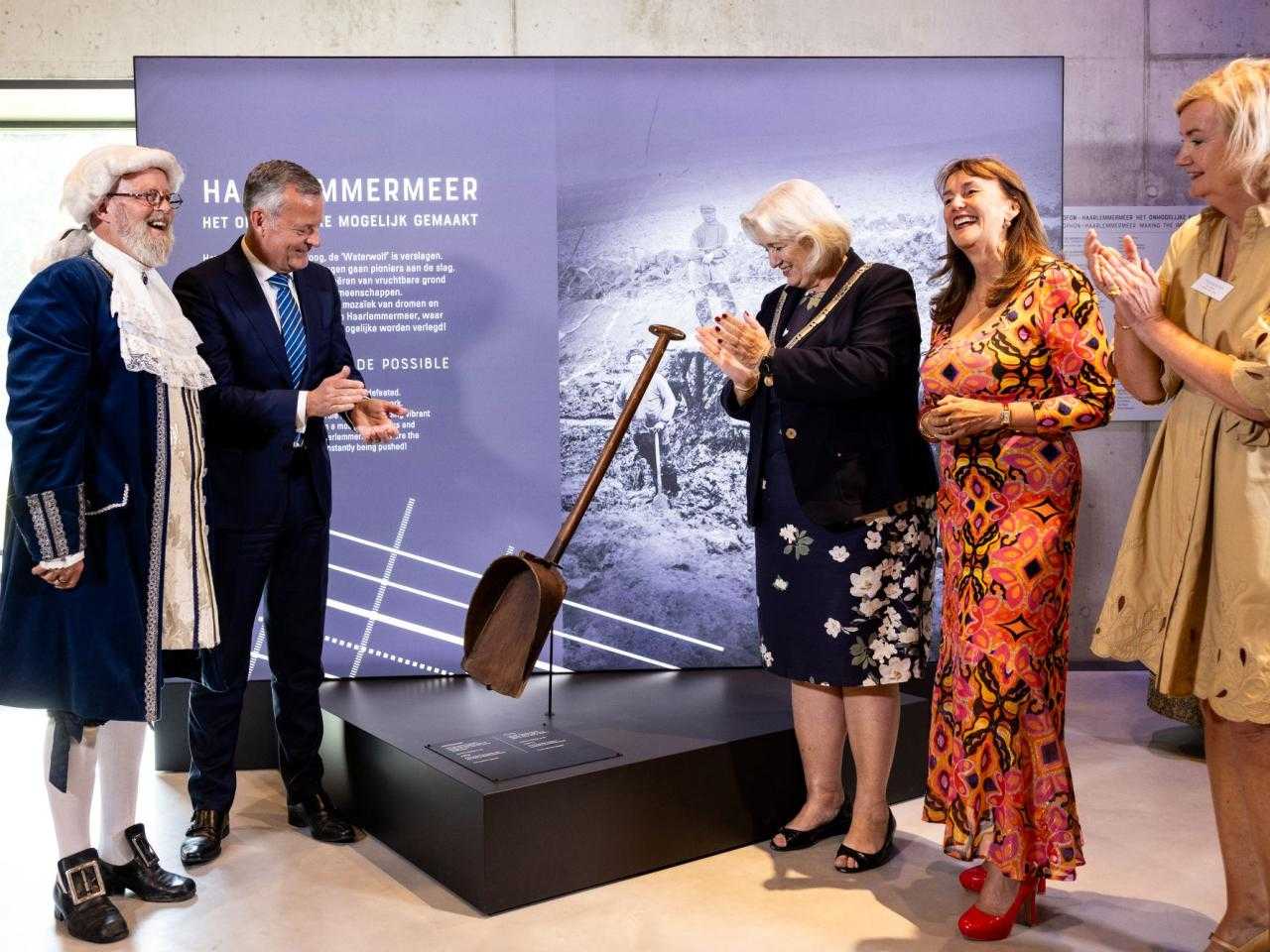 Nicolaus Cruquius, commissaris van de Koning Arthur van Dijk, burgemeester van Haarlemmermeer Marianne Schuurmans, wethouder Marjja Ruigrok en Elise van Melis, directeur-bestuurder Cruquius Museum.