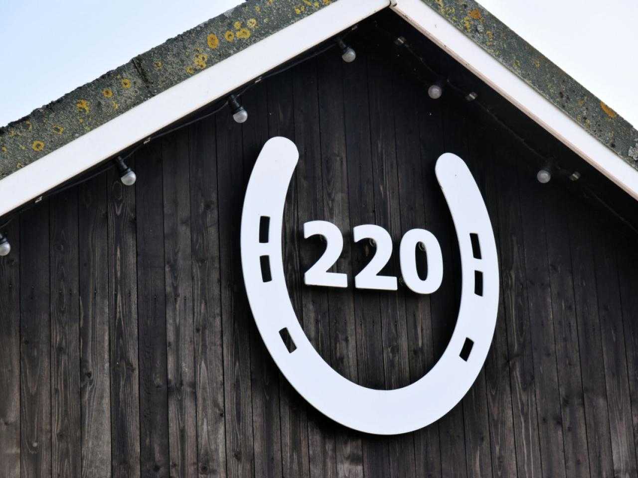 Side with logo of Guesthouse 220