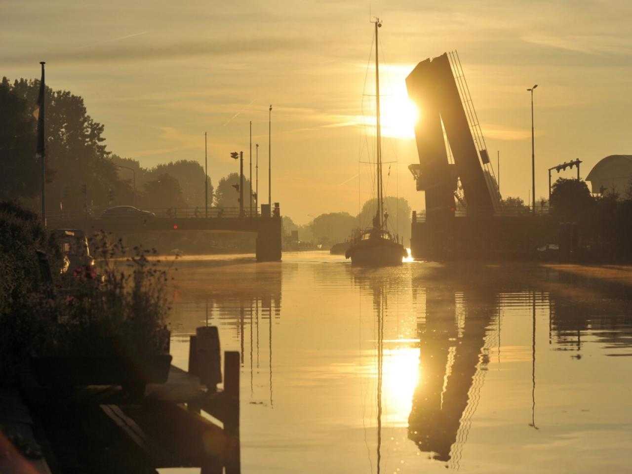 Ringvaart en brug naar Aalsmeer.