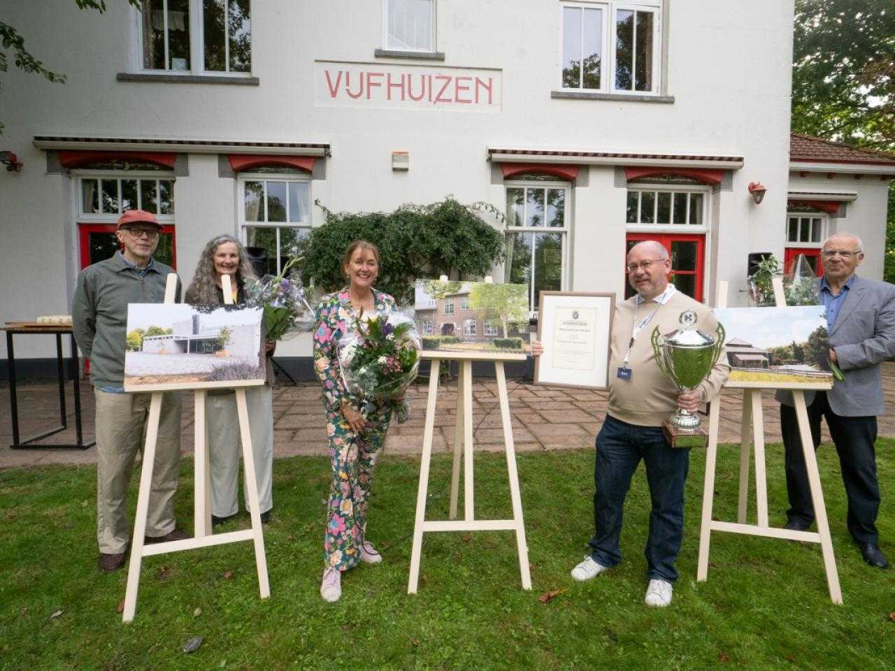 De drie genomineerde monument en de vertegenwoordigers