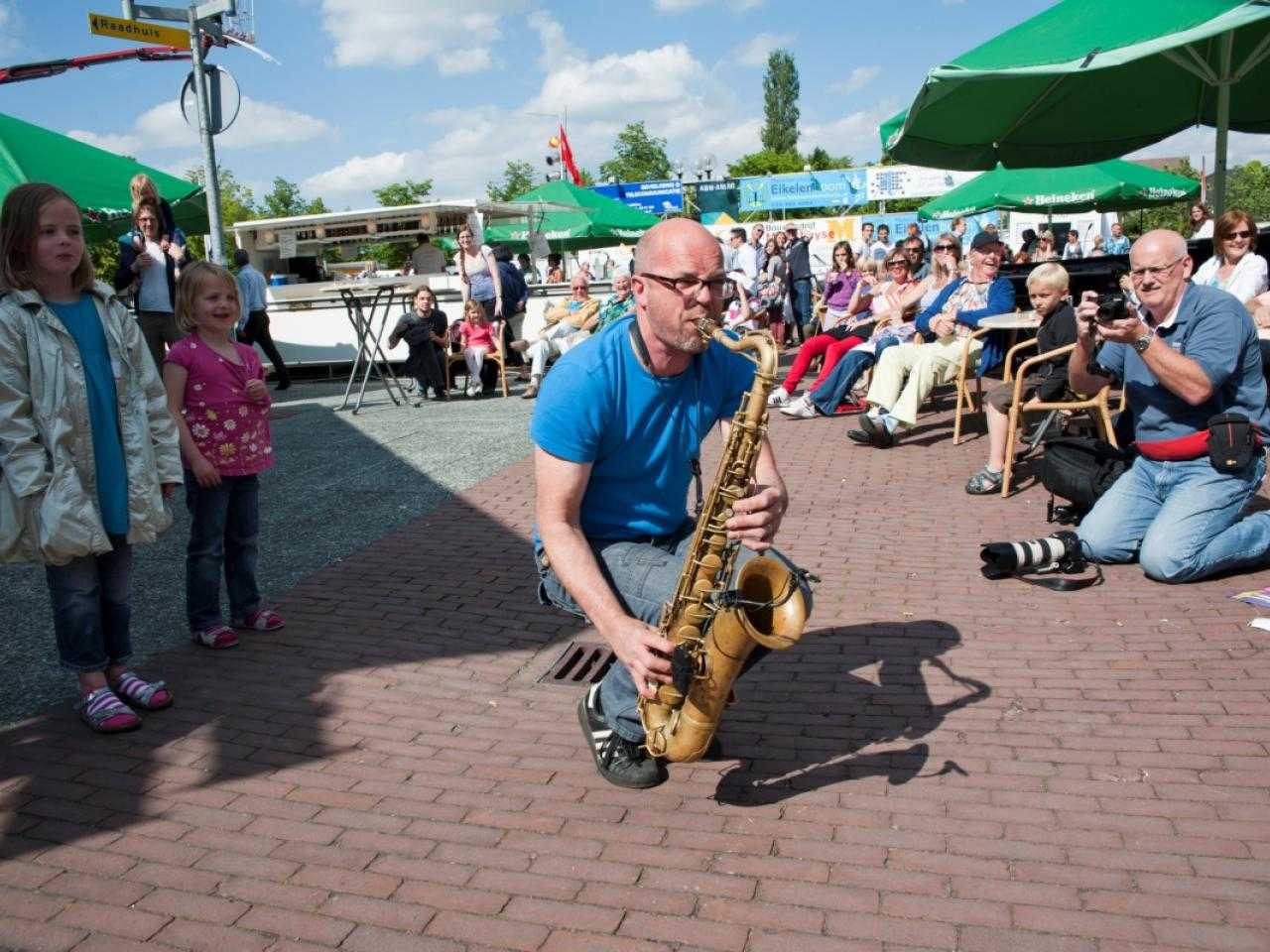 Saxofonist op plein in Hoofddorp met publiek tijdens Meer Jazz