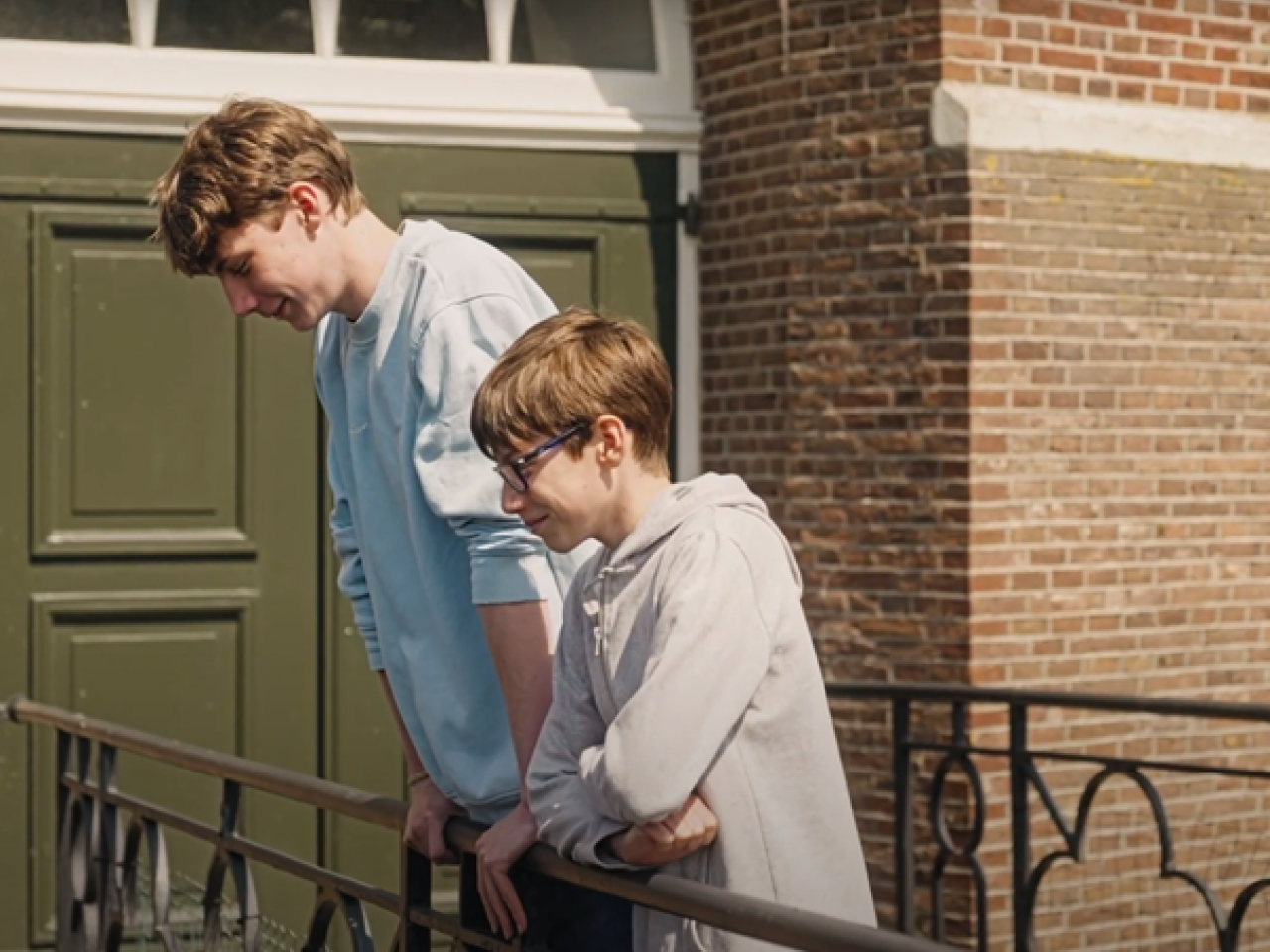 Twee jongens bij Gemaal de Cruquius.