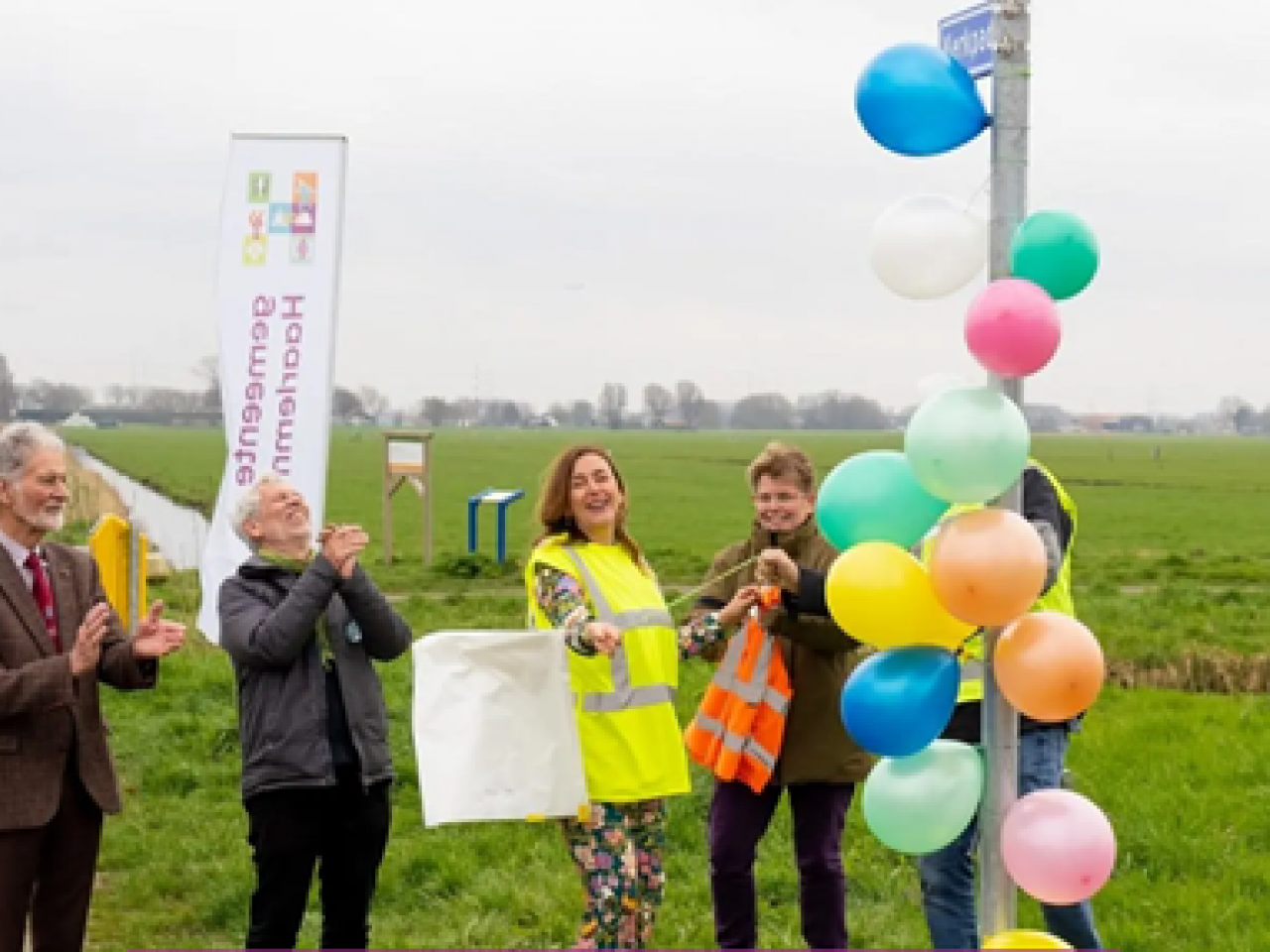 Wethouder Marja Ruigrok bij fietspad