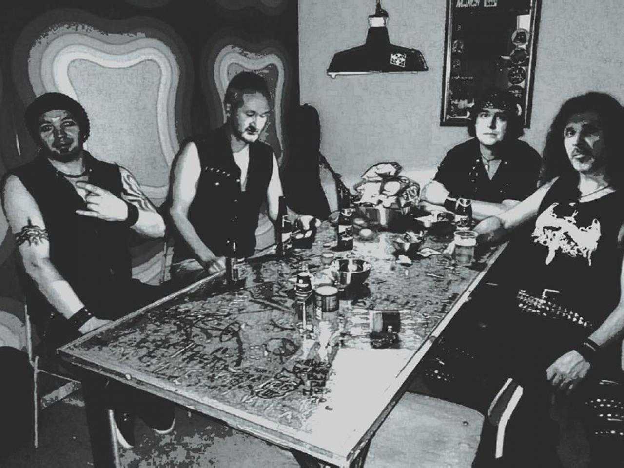 Metal artiesten aan een tafel. 
