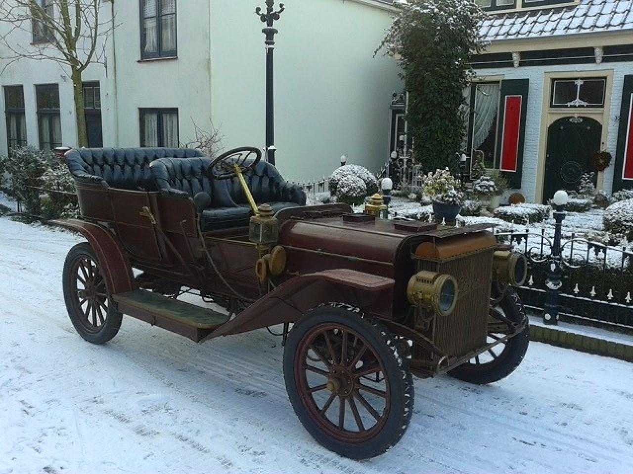 Antieke auto in de sneeuw. 