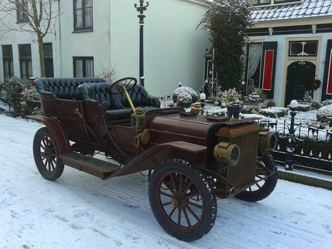 Antieke auto in de sneeuw.