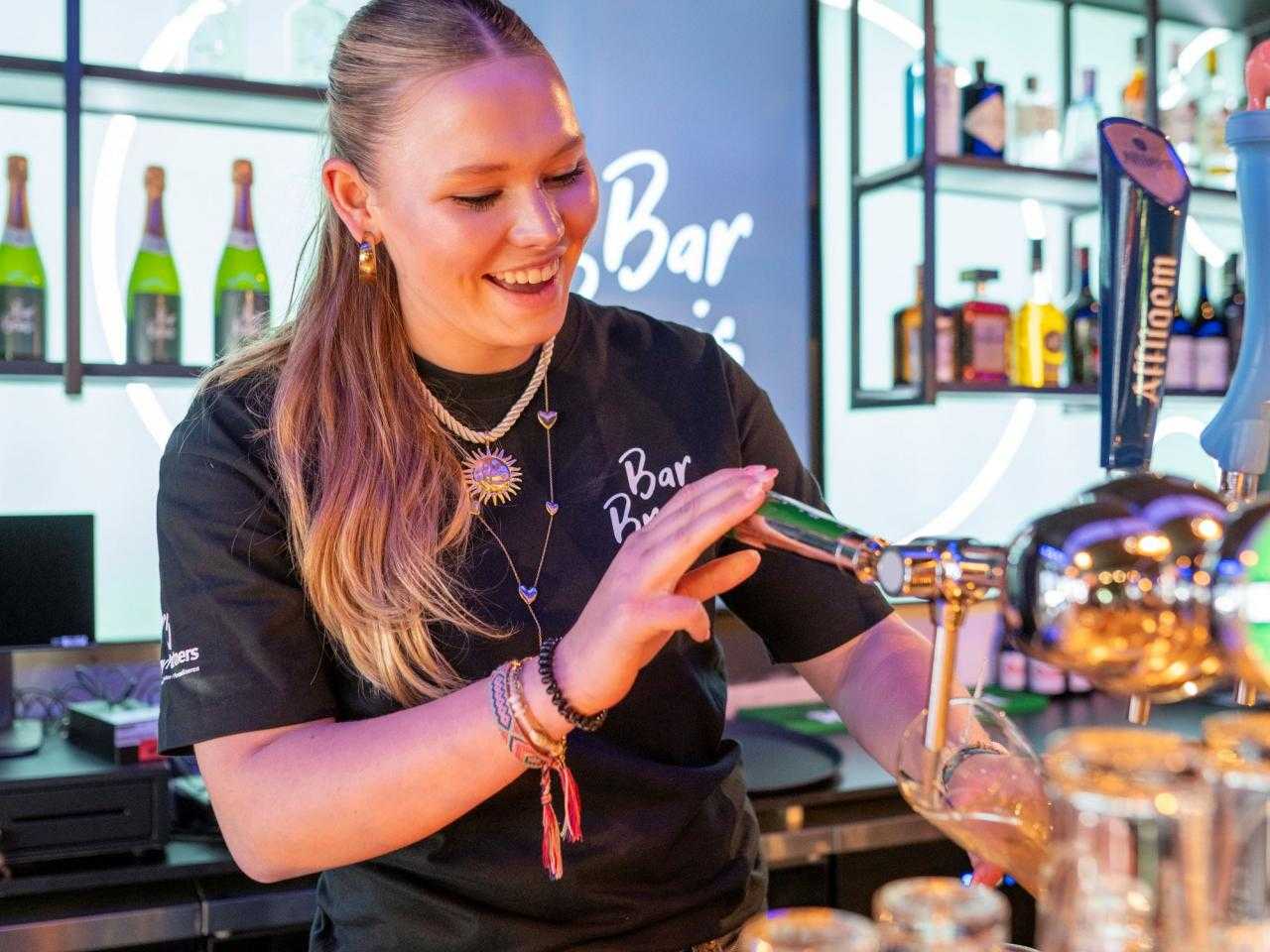 Vrouw achter de bar