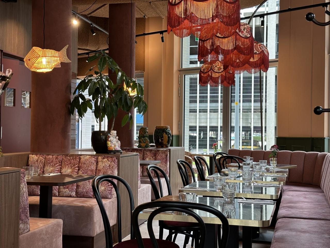 Interieur van Café Sango in Frans-Japanse stijl