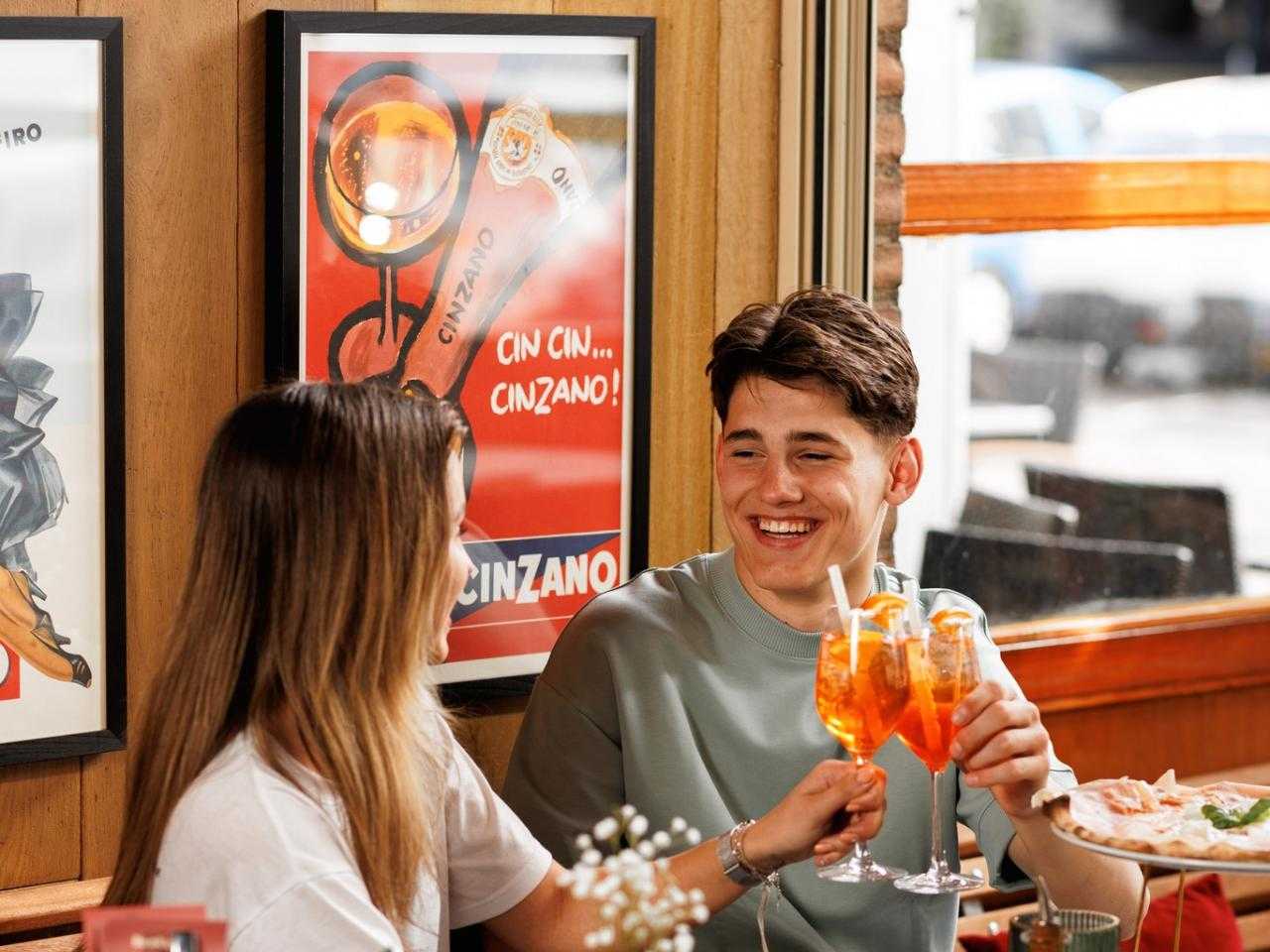 Mensen die proosten bij Christiani Pizzabar