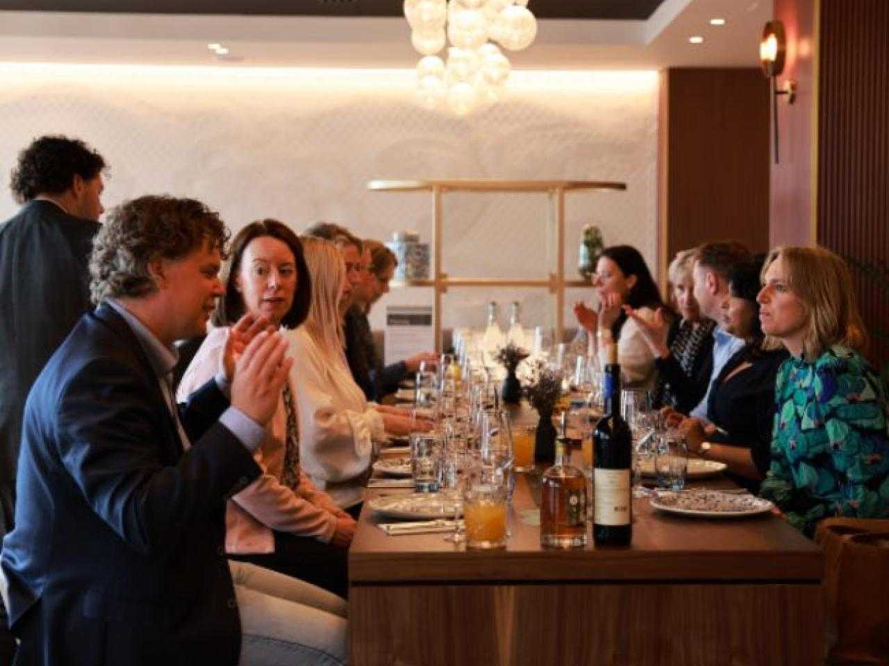 Mensen dineren aan tafel