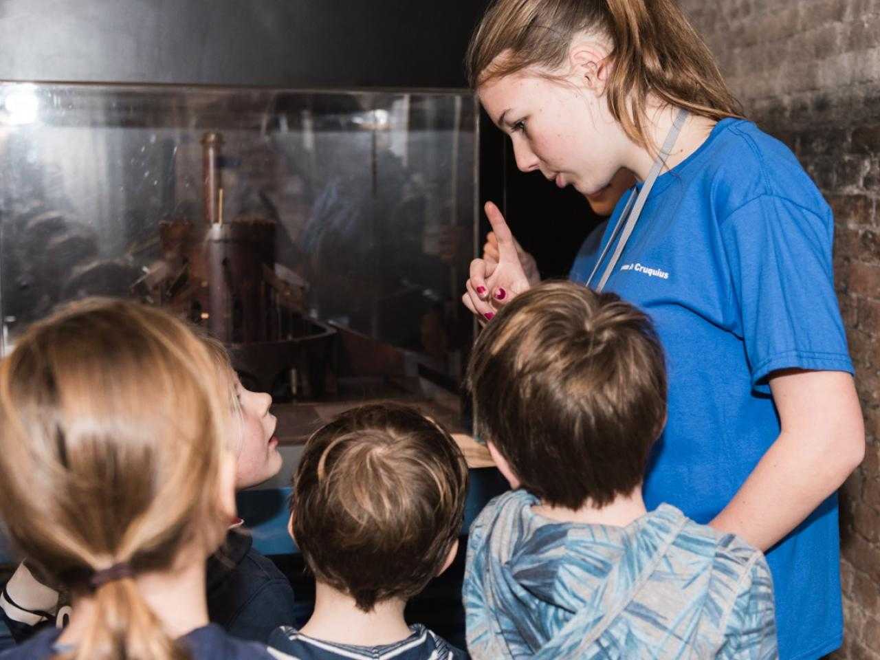 Kindergids geeft rondleiding in Cruquius Museum