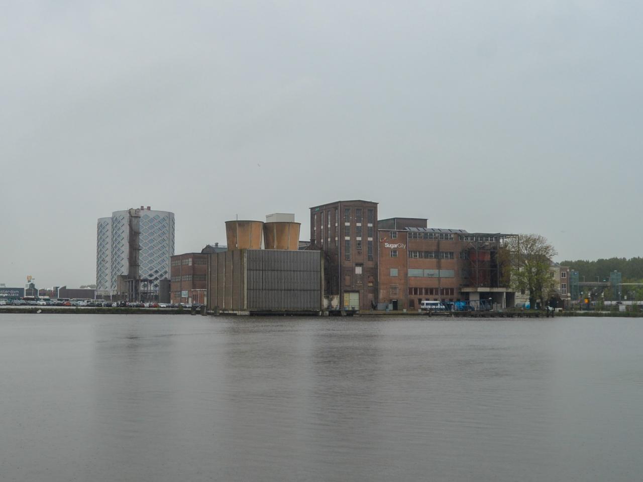 De voormalig fabriek gefotografeerd vanaf het water