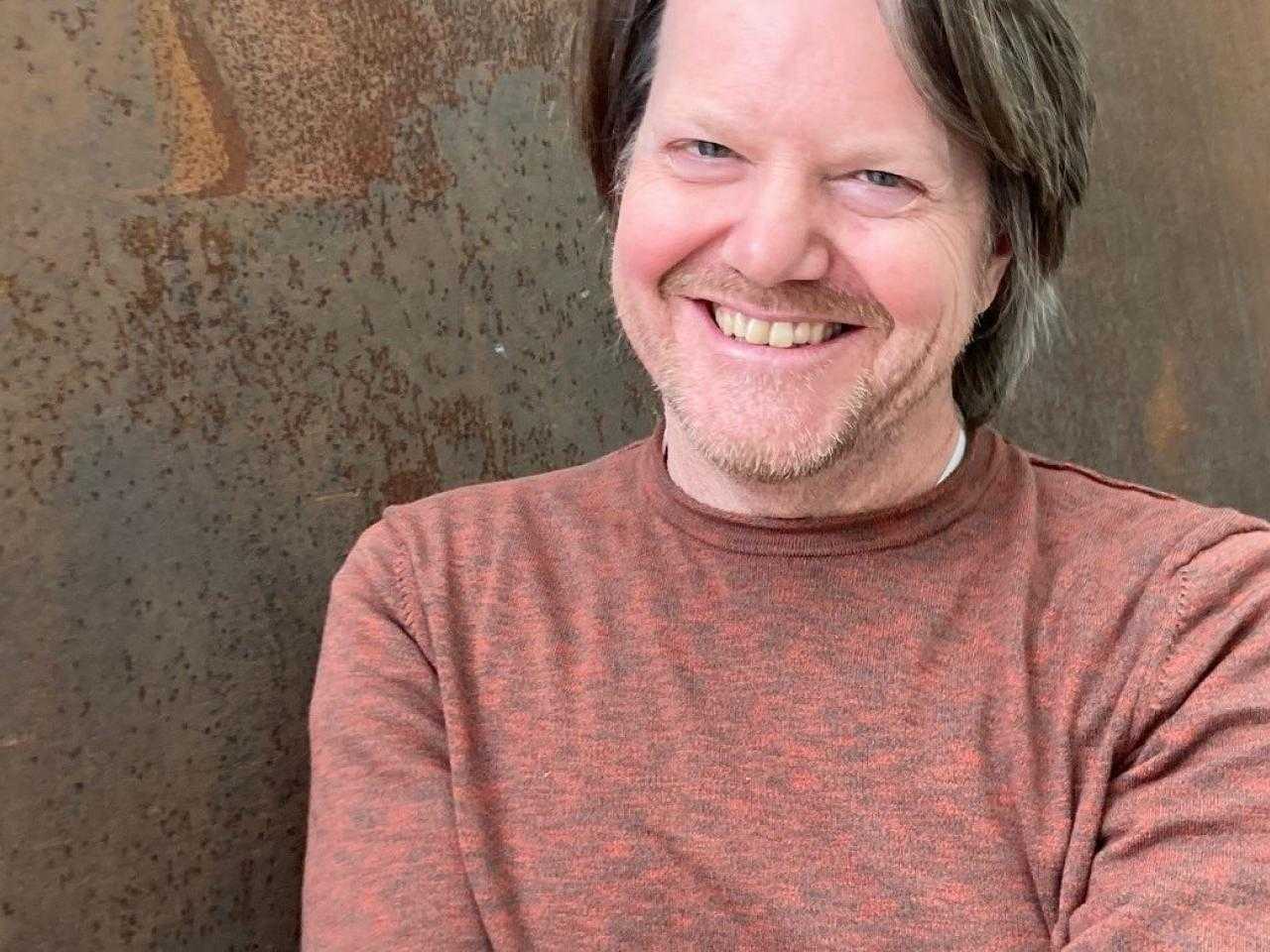 Foto van lachende Dennis Kivit