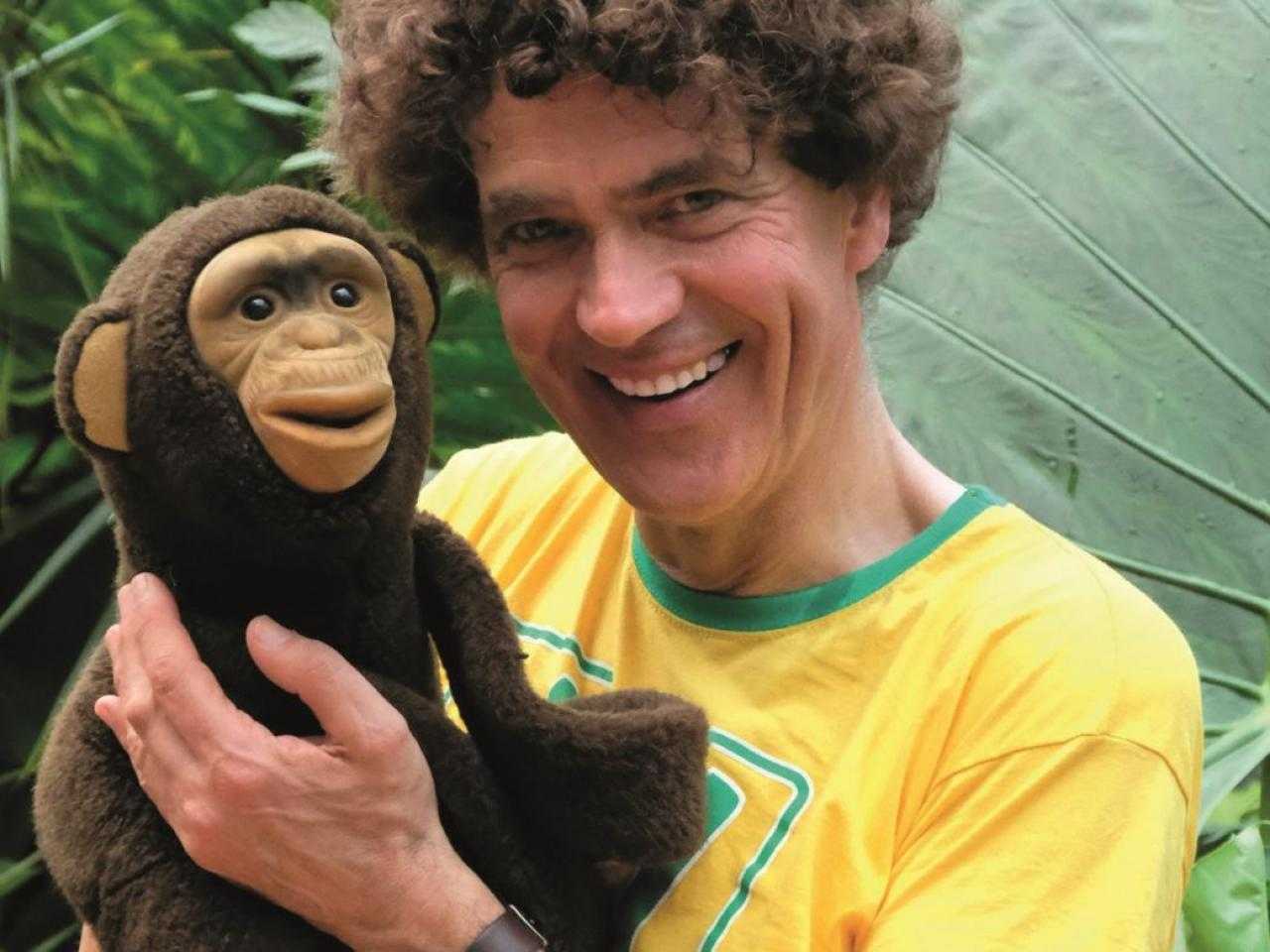 Dirk Scheele met aap in roep van de Jungle