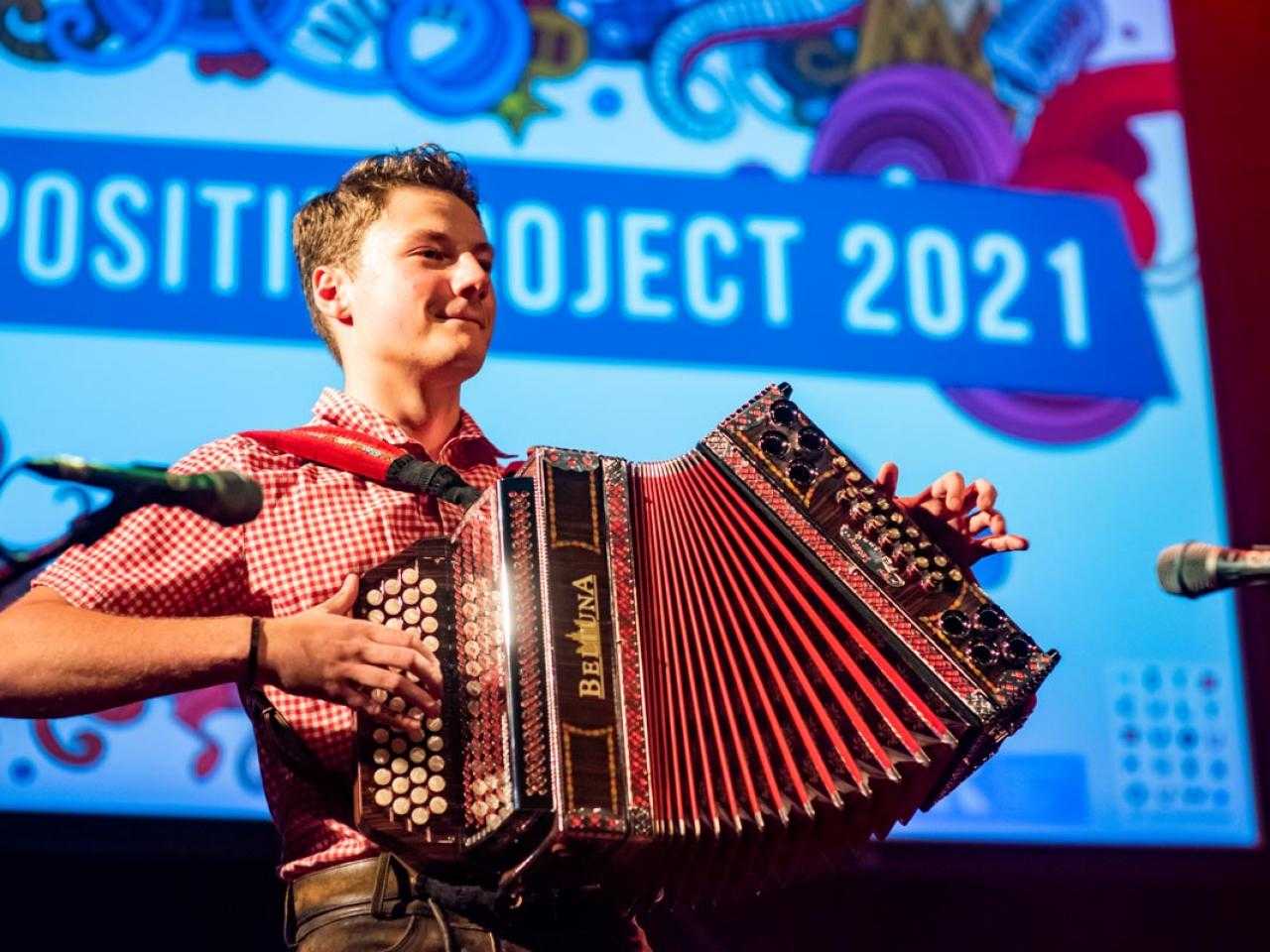 Artiest met harmonica op het podium.