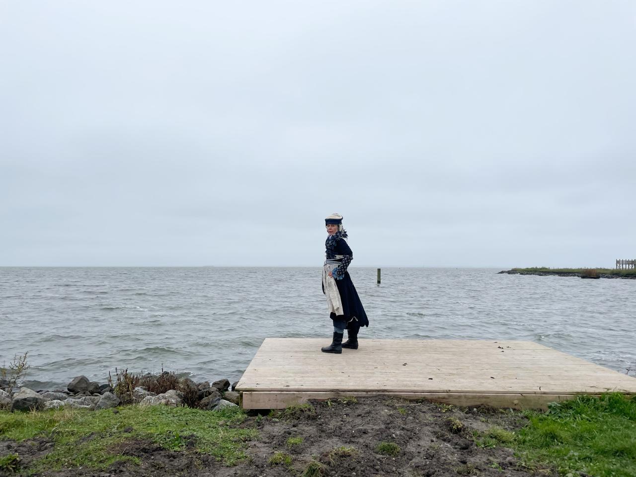 Vrouw op eiland met duurzame kleding