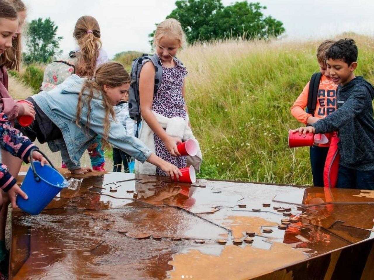 De Stellingtafel bij Fort Hoofddorp wordt in werking gezet door kinderen van het Montessori Haarlemmermeer