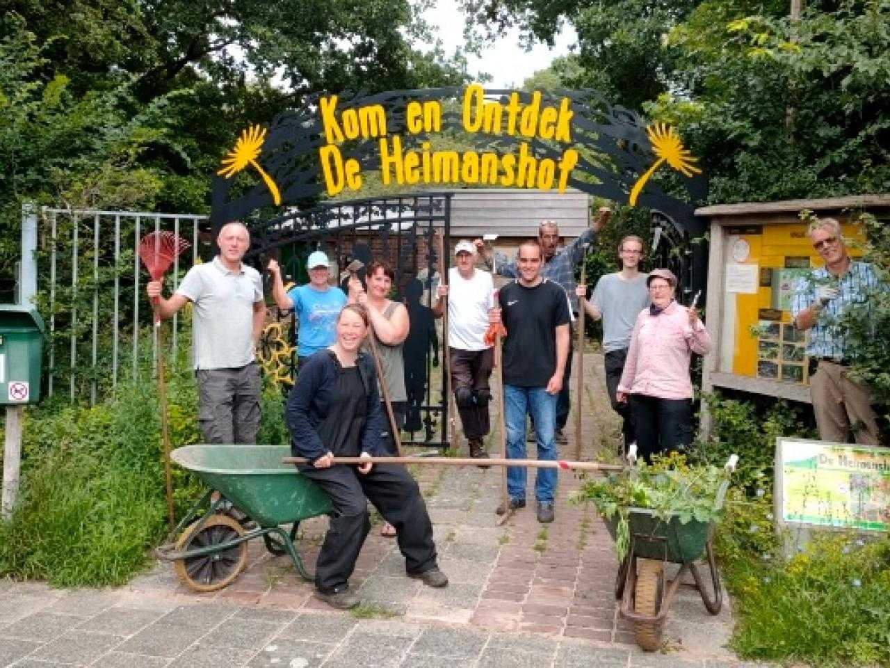 Mensen staan voor ingang Heemtuin