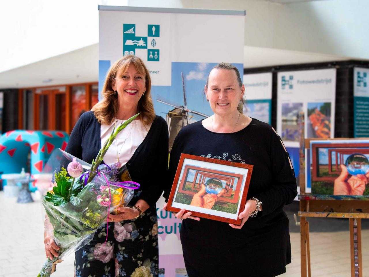 Winner of the photo competition (Cora Beers-Goemaat) and Councillor for Culture Marja Ruigrok