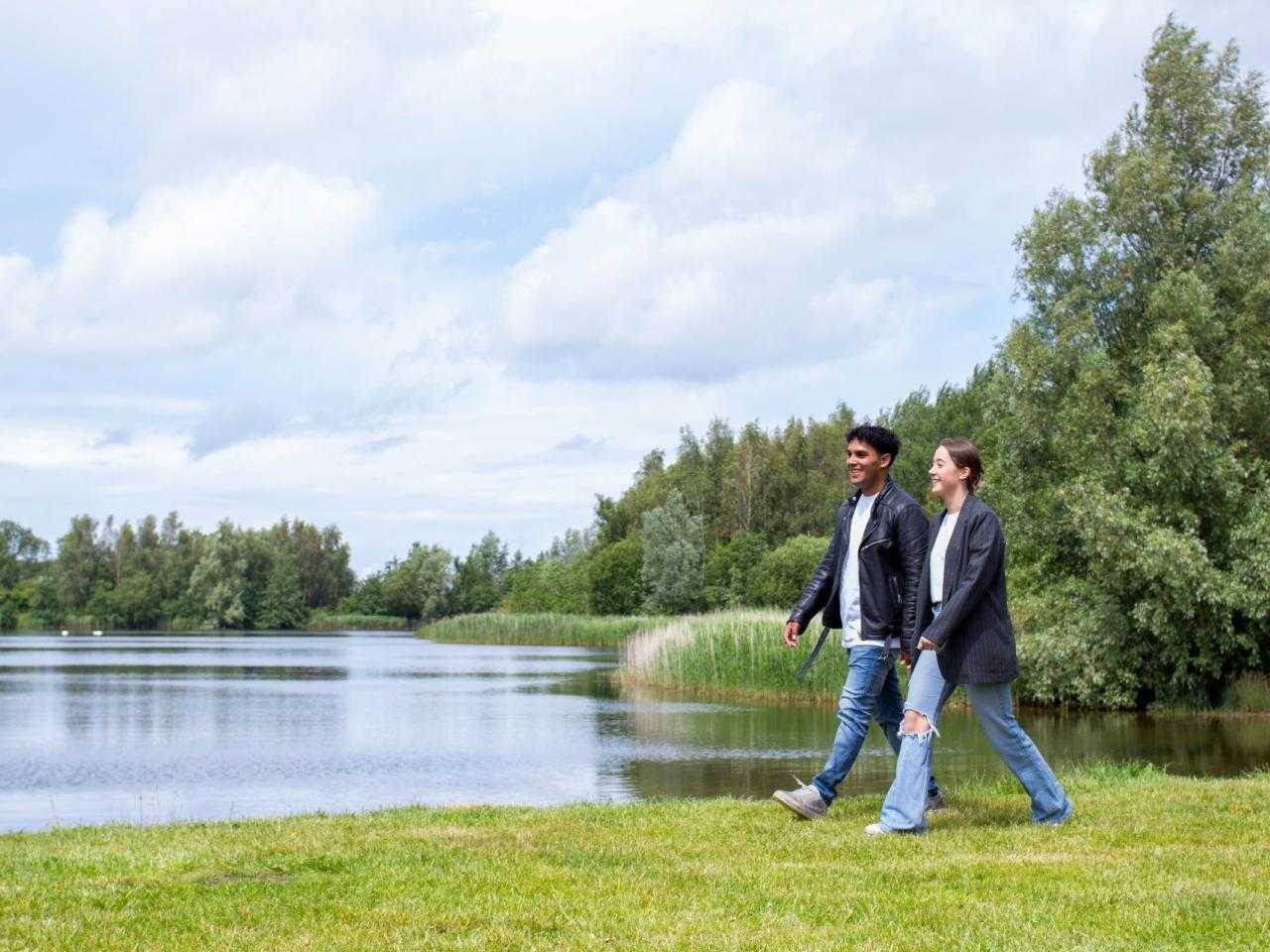 Wandelaars bij Haarlemmermeerse bos