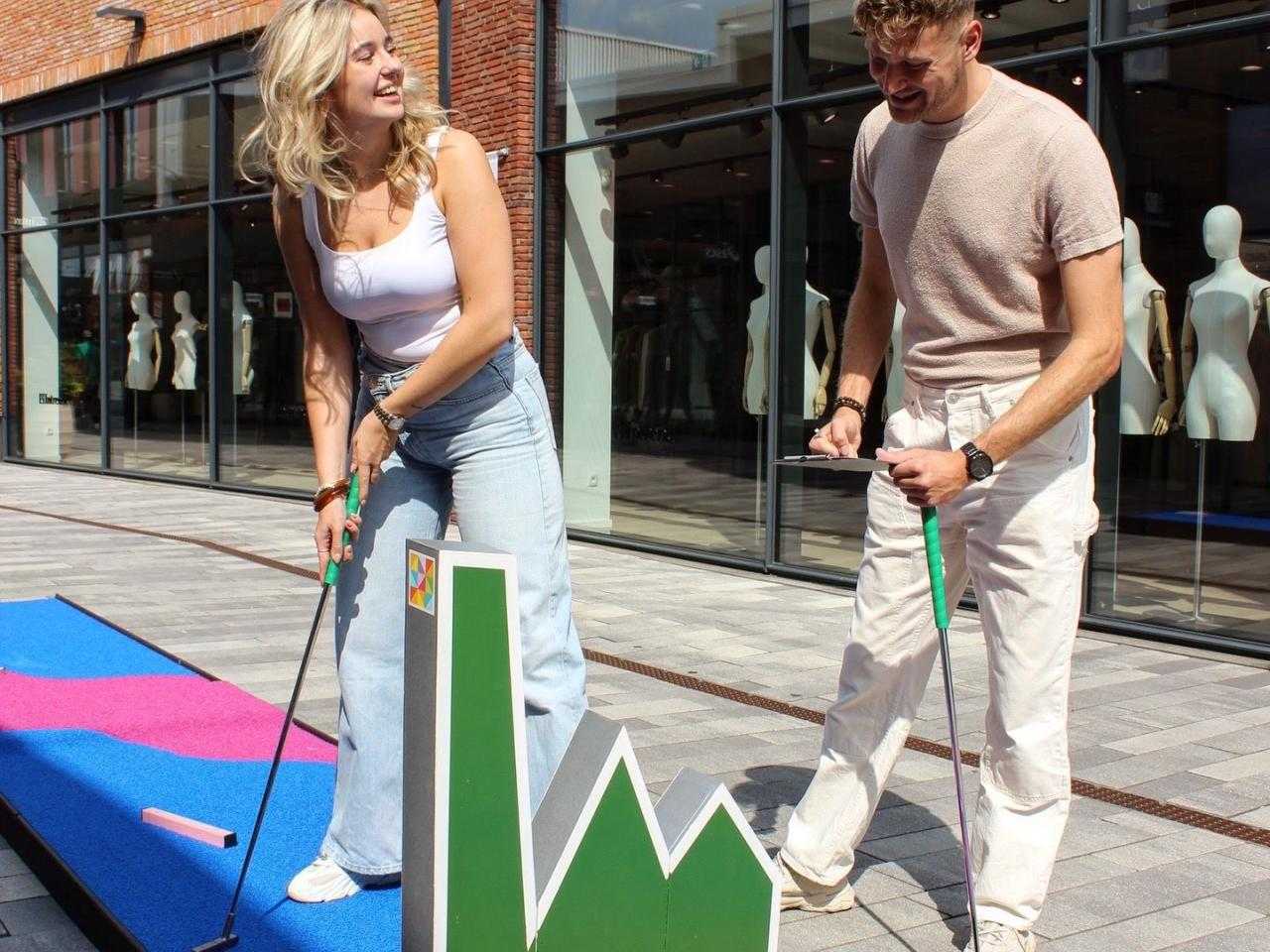 2 mensen aan het minigolfen