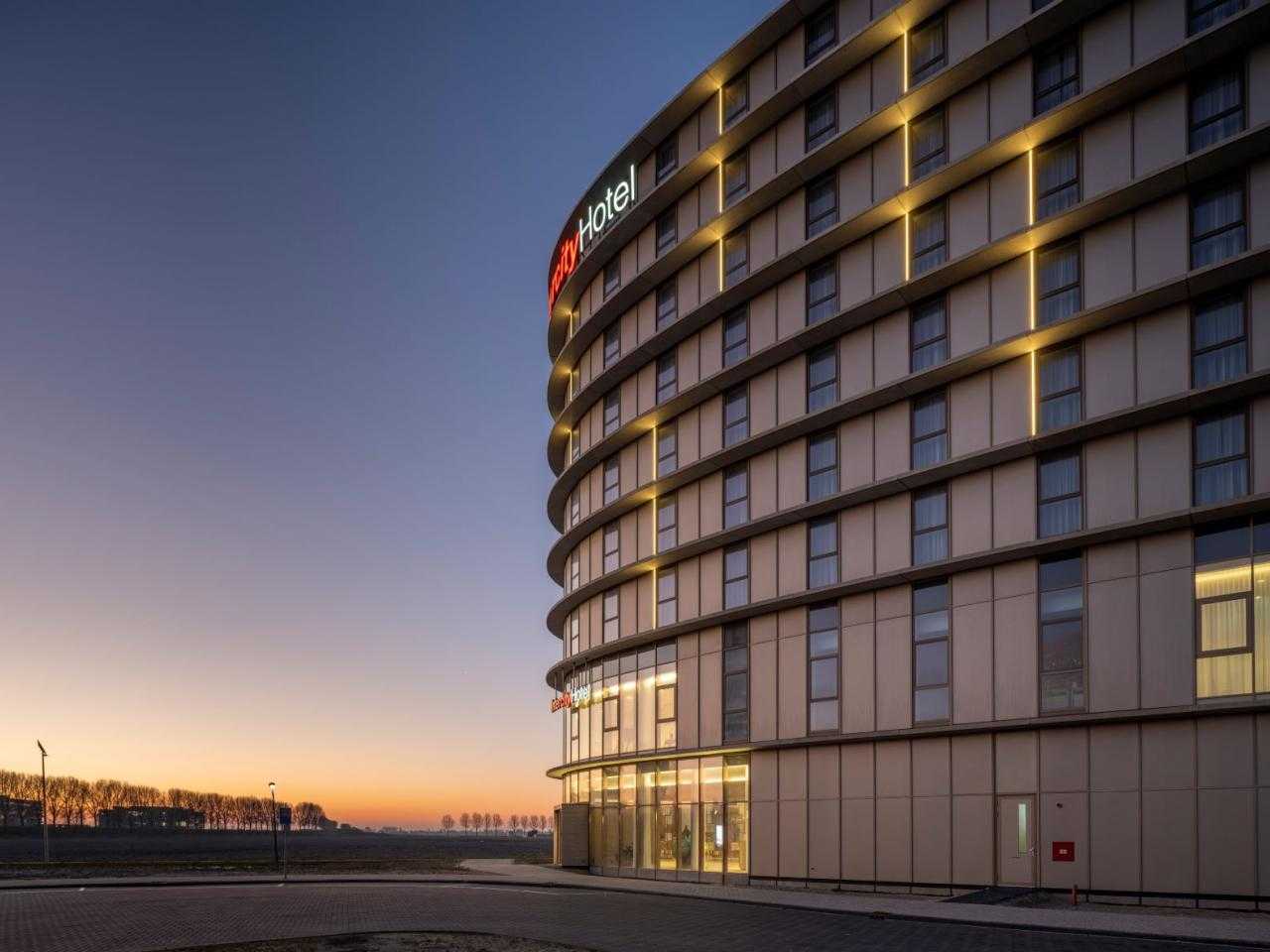 Intercity Hotel met zonsondergang