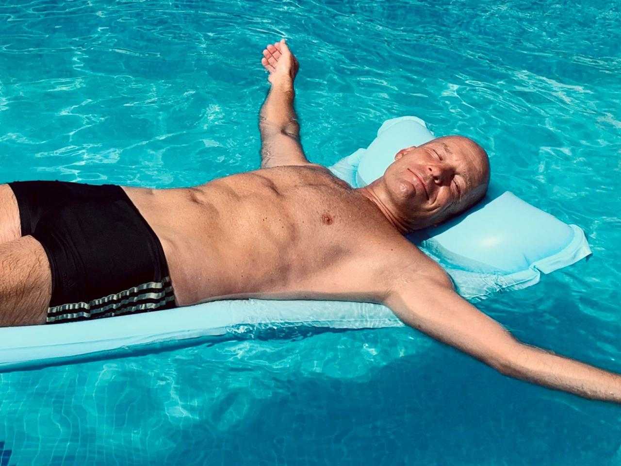 Jochen Otten op luchtbed in het zwembad 