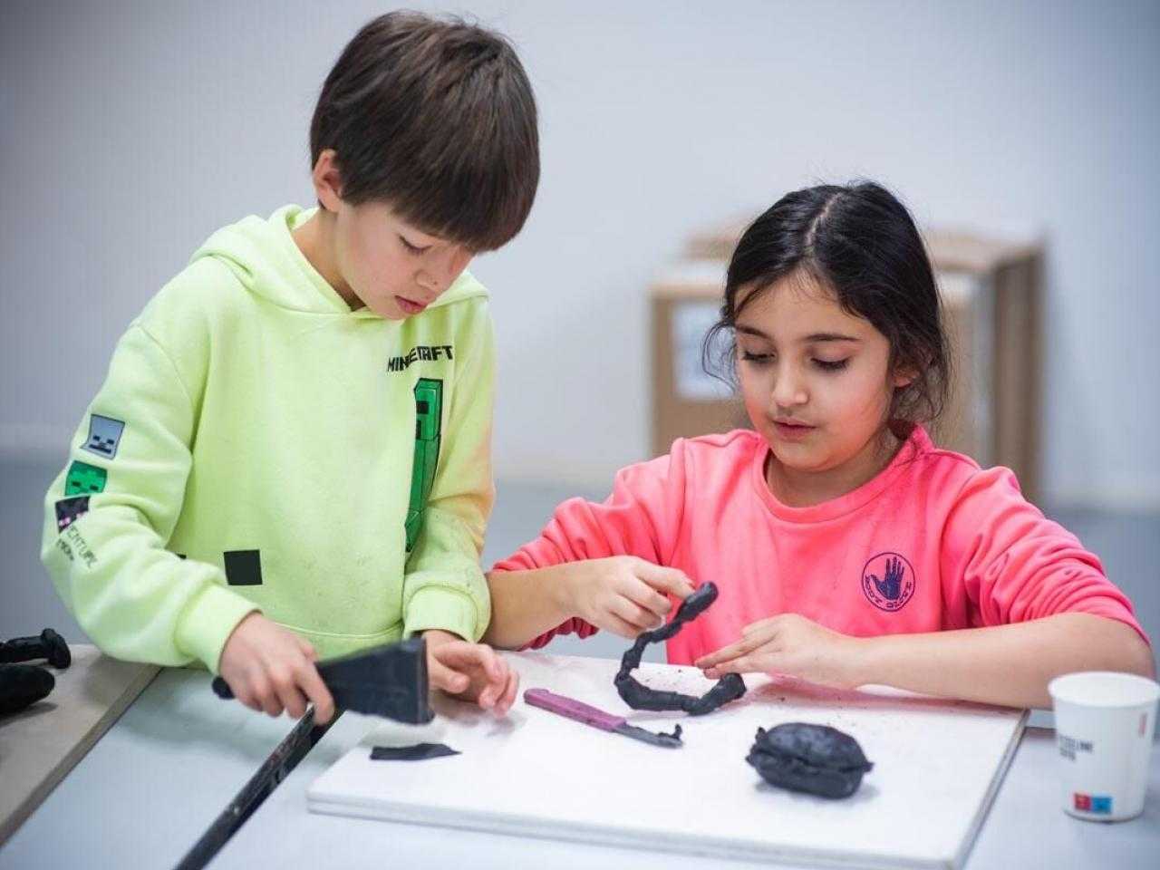 Kinderen die aan de slag zijn bij de kinderkunstdagen