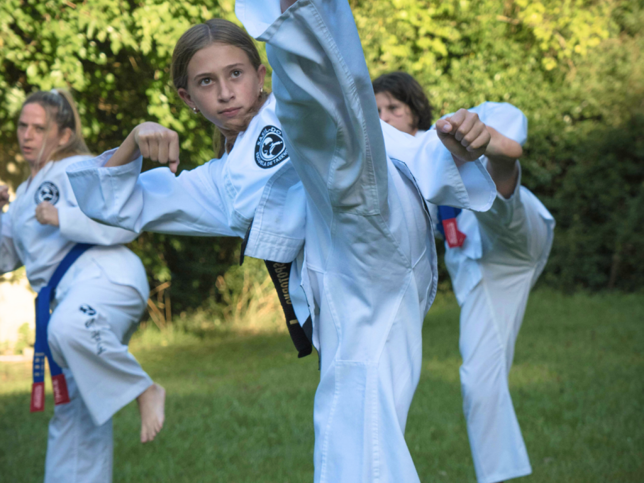 Meisje die krav maga doet