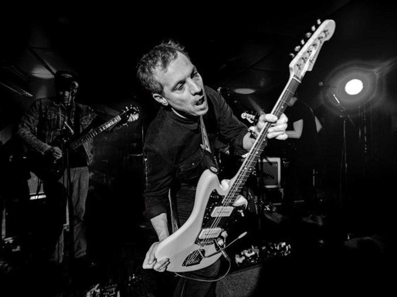Litzberg met gitaar tijdens optreden in 2022.