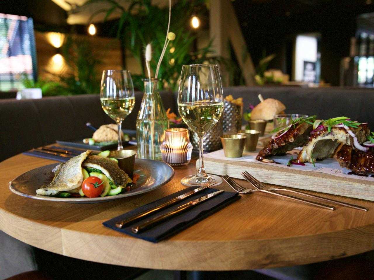 Gedekte tafel met wijn