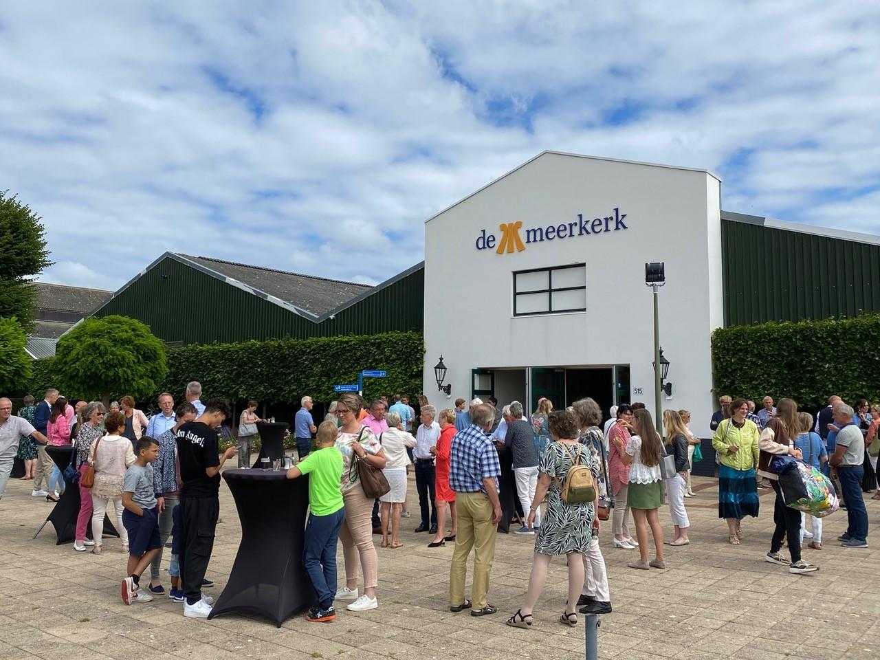 Meerkerk met bezoekers buiten tijdens een open dag