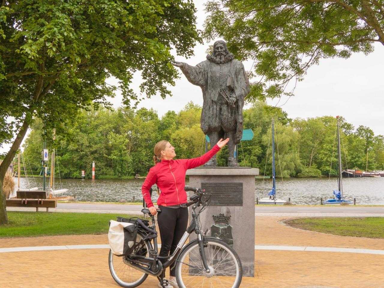 Poserende foto van Mirre Oost (De Nederlandse Toerist)
