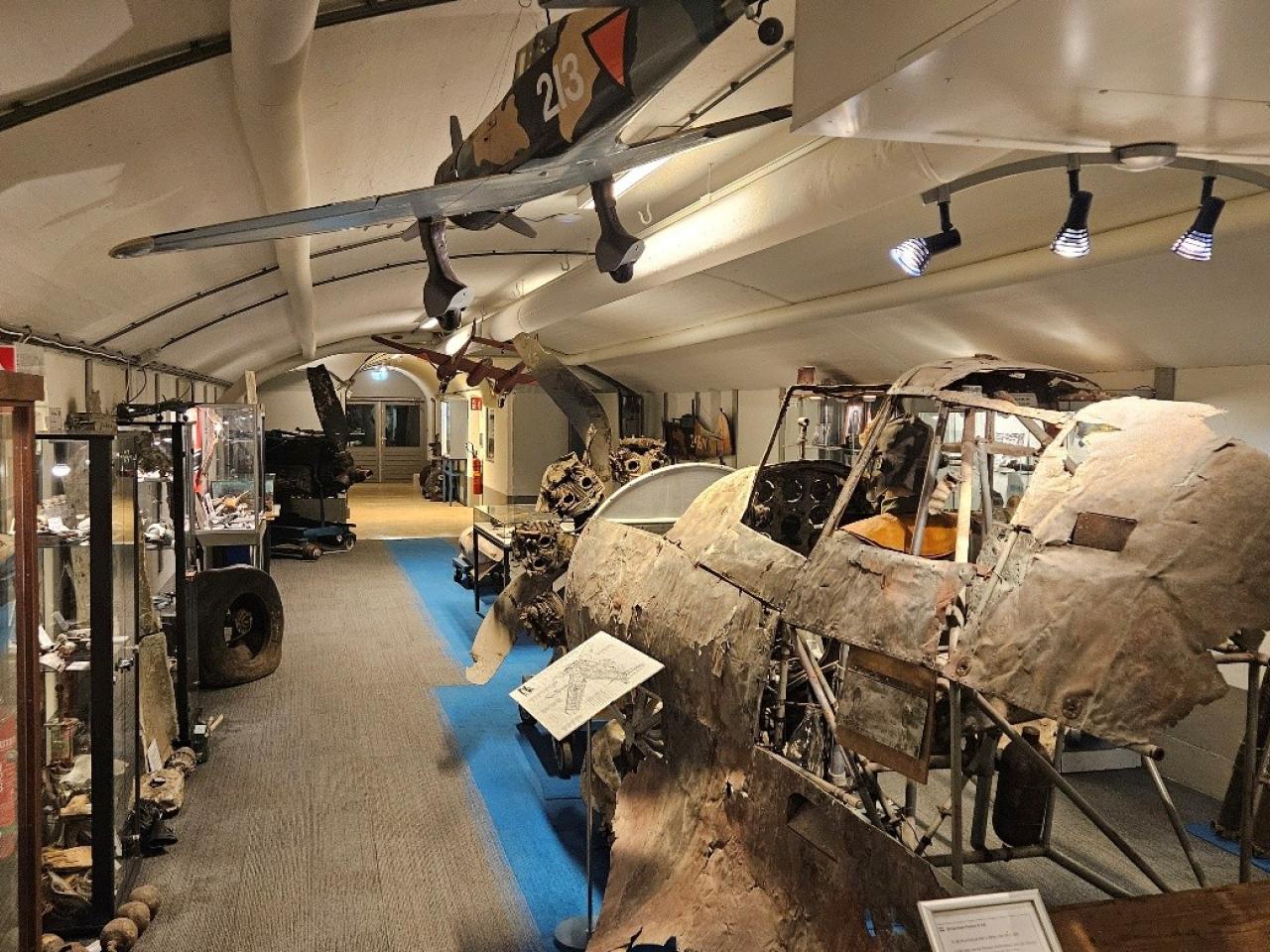 Binnenkant van het CRASH museum met verschillende museumstukken