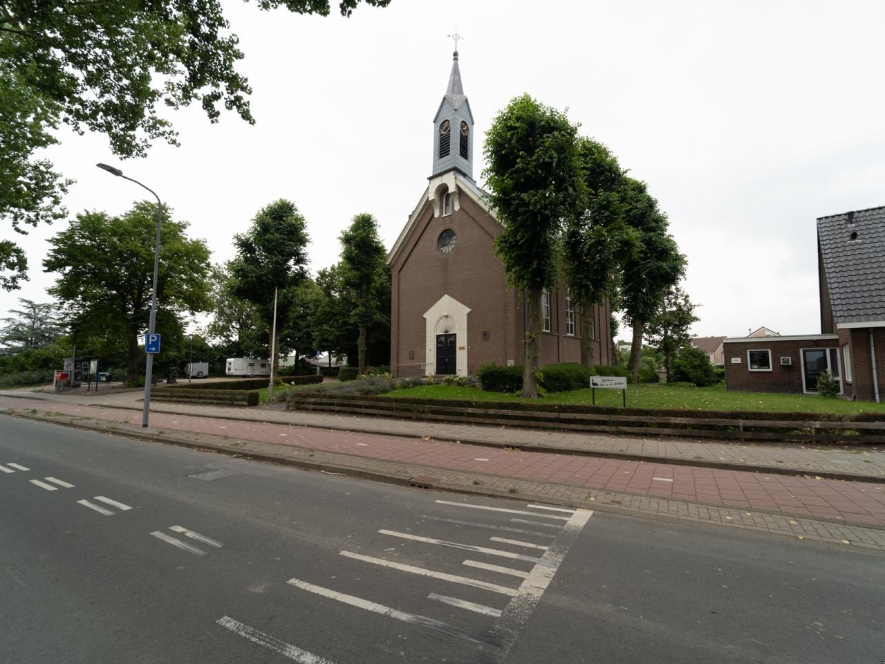 Nederlands Hervormde Kerk gefotografeerd vanaf de weg