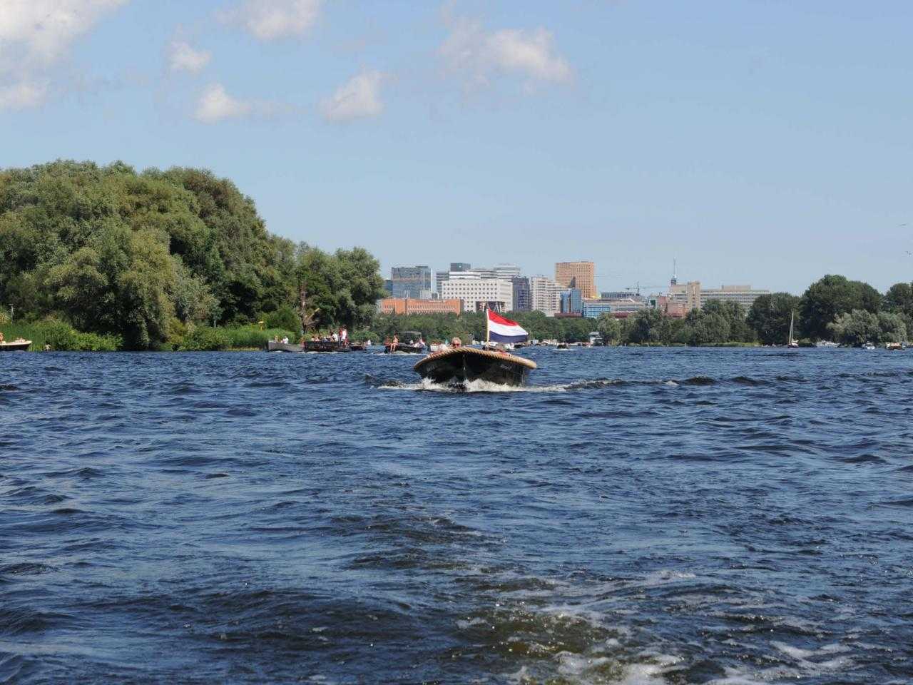 Bootje varend op Nieuwe Meer