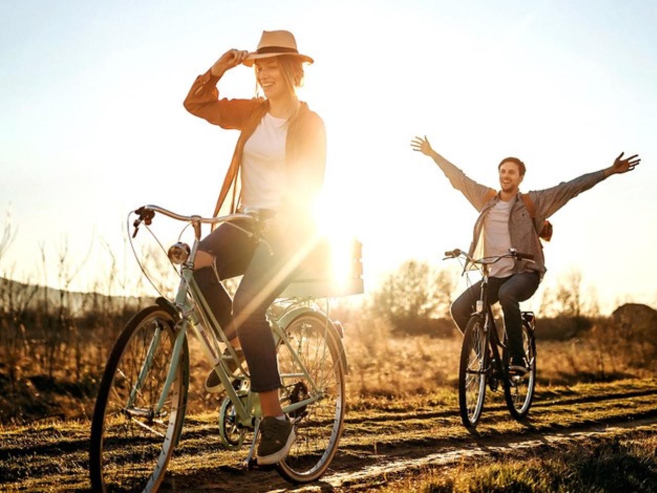 Twee mensen op de fiets in de zon