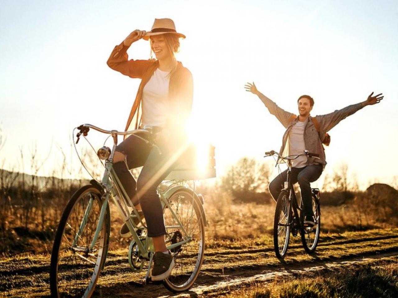 Twee mensen op de fiets in de zon